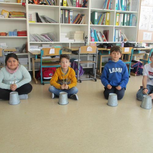 Kinder mit rhythmischen Instrumenten (Blumentöpfe)
