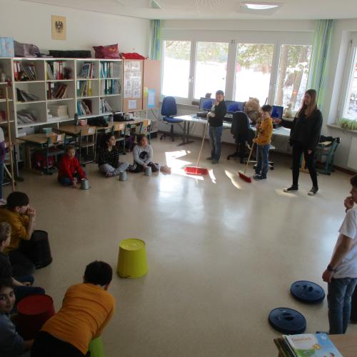 Kinder im Kreis mit rhythmischen Instrumenten