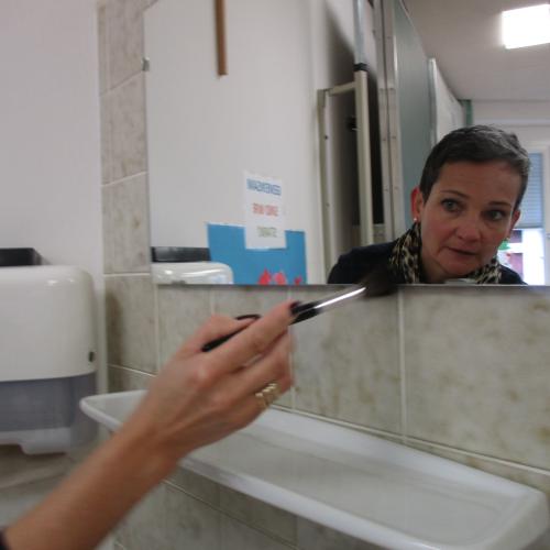 Polizistin ist auf Spurensuche von Fingerabdrücken 