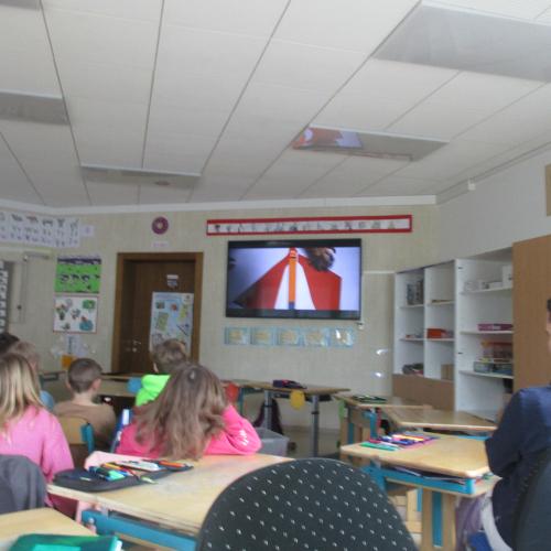 Kinder in der Klasse beim Film schauen