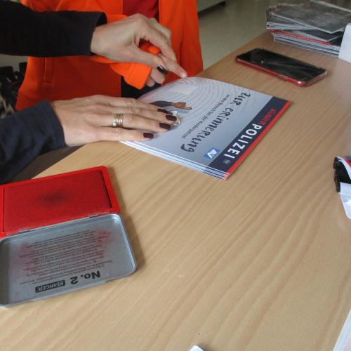 Kinder machen Fingerabdrücke auf ihrem Polizeiausweis