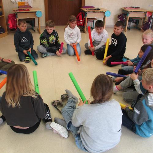 Kinder sitzen im Kreis