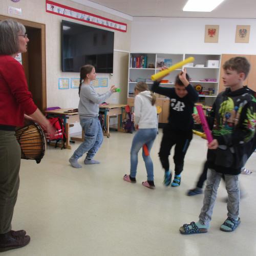 Kinder bewegen sich zu einem Rhythmus in der Klasse