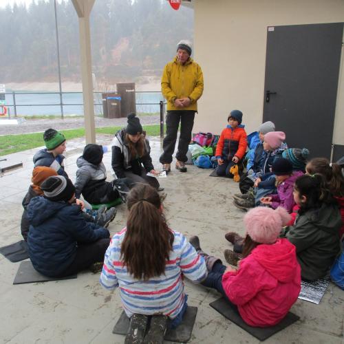 Kinder sitzen im Kreis