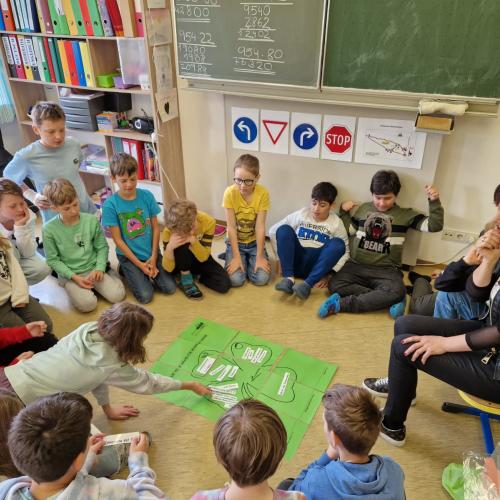 Kinder im Sitzkreis (4. Klasse)