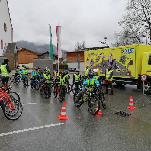 Kinder in einer Reihe mit Fahrrädern