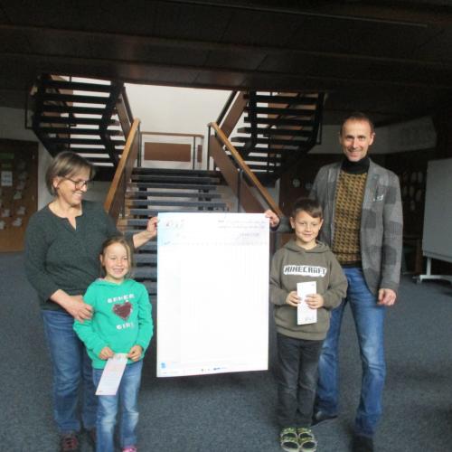 Kinder mit Bürgermeister und Gemeindearbeiterin