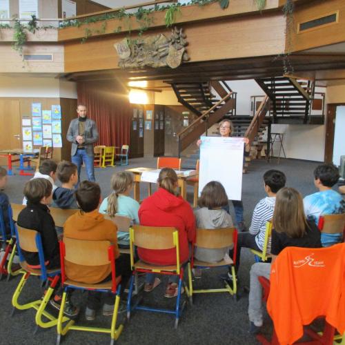 Kinder mit Bürgermeister in der Aula
