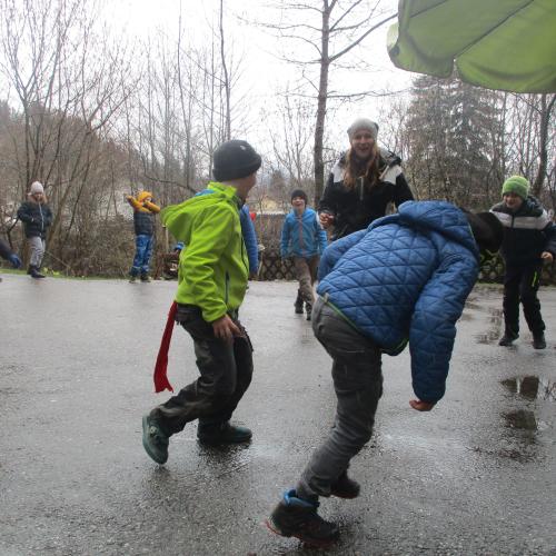 Kinder bei einem Laufspiel