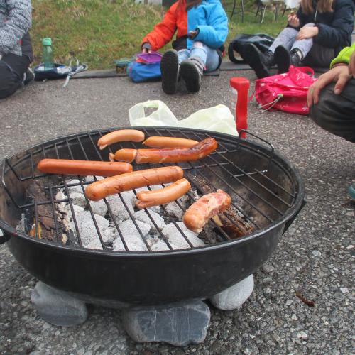 Würstel auf einem Grill
