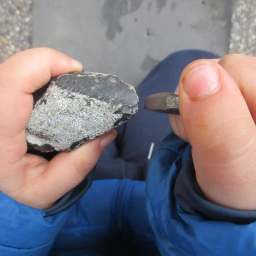 Kind mit Feuersteinen in den Händen