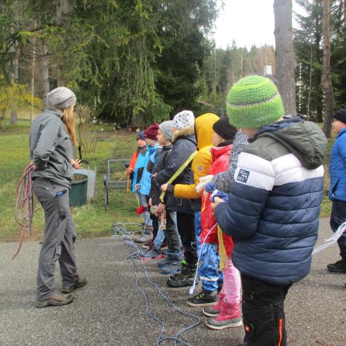 Kinder in einer Reihe