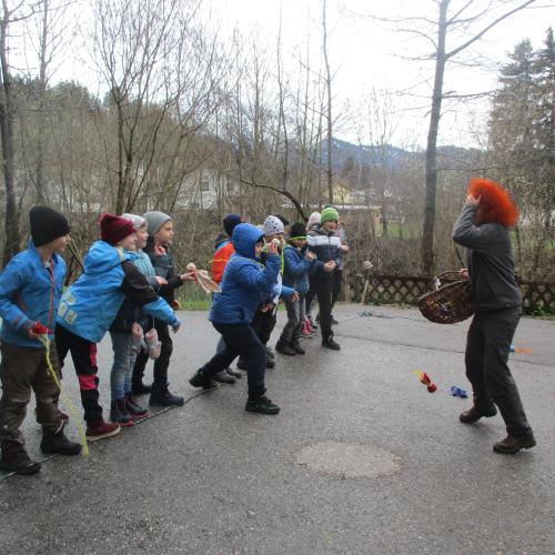 Kinder in einer Reihe beim Spielen
