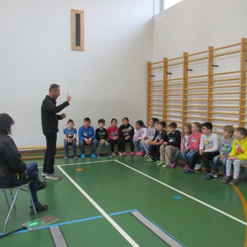 Kinder der 2. Klasse im Turnsaal