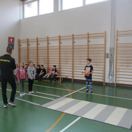 Kinder der 1. Klasse im Turnsaal