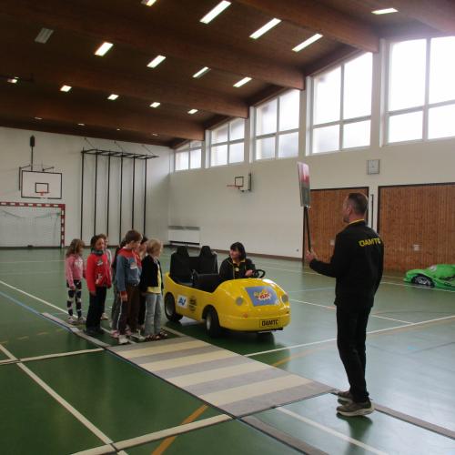 Kinder vor dem aufgelegten Zebrastreifen im Turnsaal