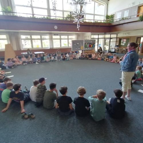 Alle Schüler und Lehrer in der Aula