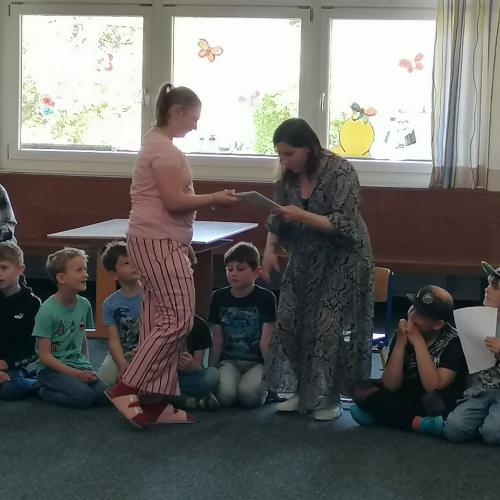 Kind aus 4. Klasse übergibt Lehrerin ein Abschiedsgeschenk