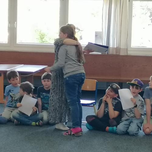 Kind aus 3. Klasse übergibt Lehrerin ein Abschiedsgeschenk