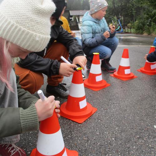 Kinder beschriften "ihr" Verkehrshüttchen
