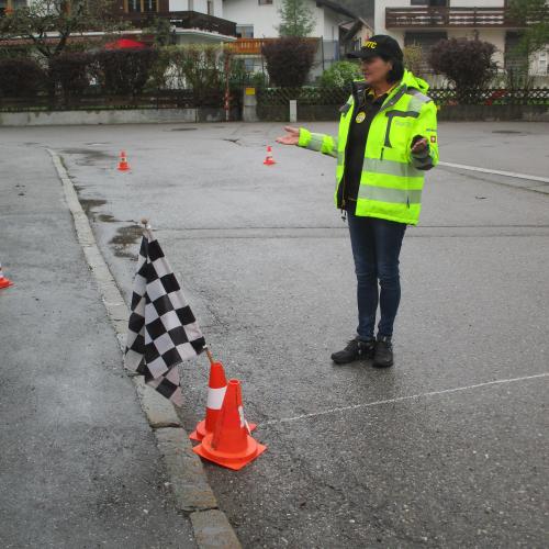 Mitarbeiterin vom ÖAMTC erklärt die Aufgaben