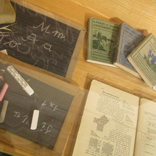 Schulmaterial von früher (im Museum)
