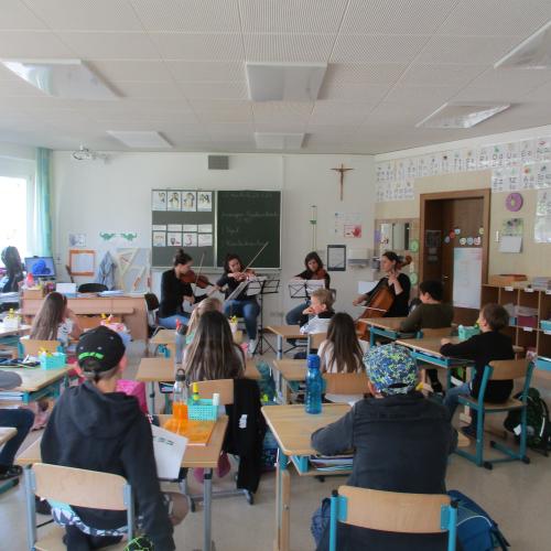Streichquartett spielt vor den Kindern 