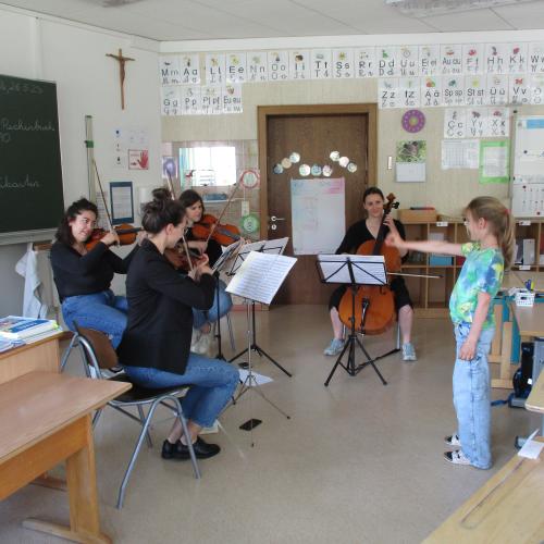 Kind dirigiert Streichquartett