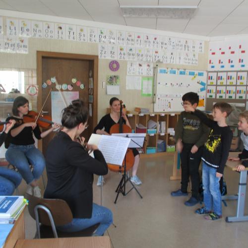 Zwei Kinder dirigieren Streichquartett