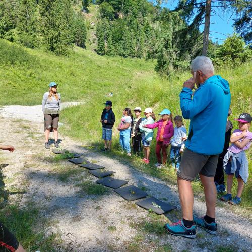 Kinder in 2 Reihen für ein Spiel