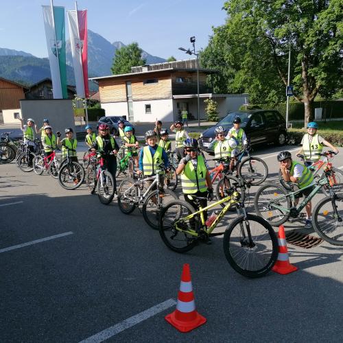 Kinder mir Fahrrädern