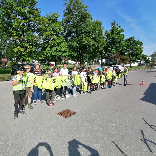 Kinder in einer Reihe bei der Radfahrprüfung