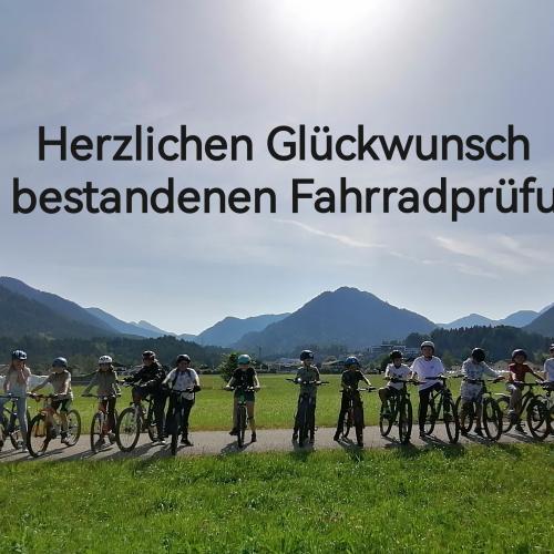 Kinder mit Fahrrädern