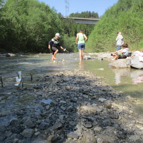 Kinder im Zwieselbach mit Wasserrädern
