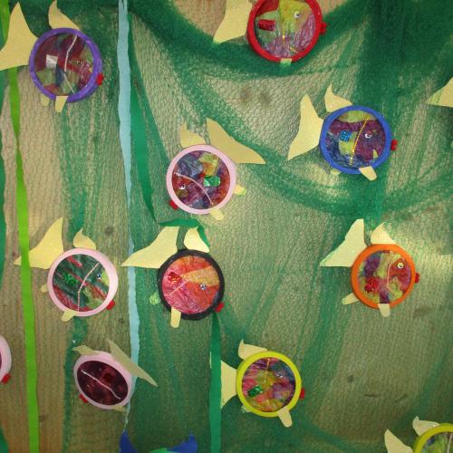 Bunte, gebastelte Fische