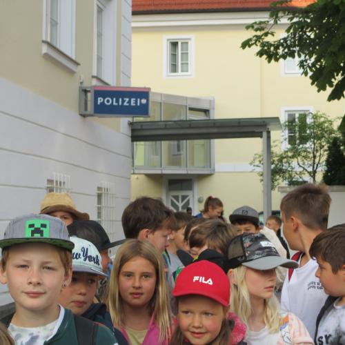 Kinder vor dem Polizeigebäude