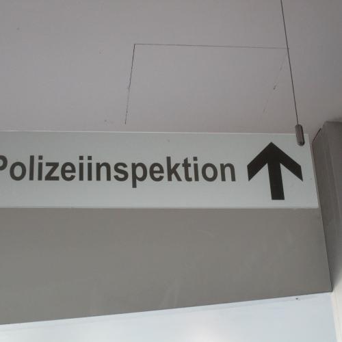 Schild "Polizeiinspektion"