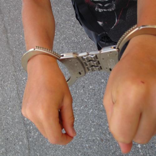 Kind mit Handschellen