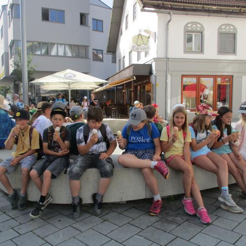 Kinder beim Eis essen