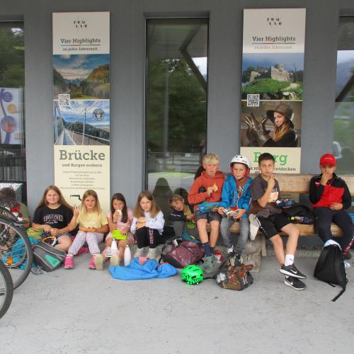 Kinder vor dem Schwimmbad