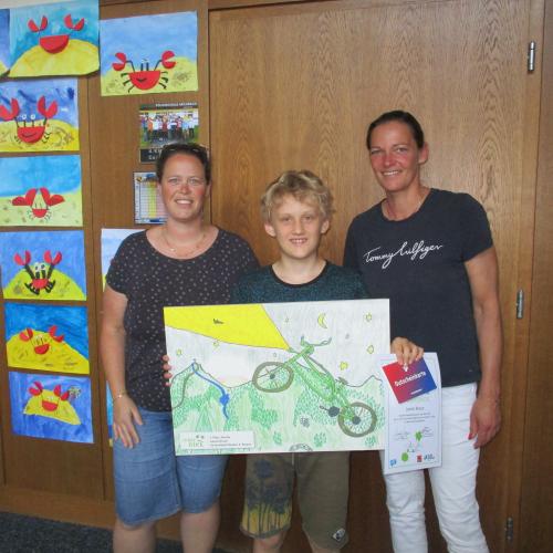 Schüler mit Lehrerin und Direktorin