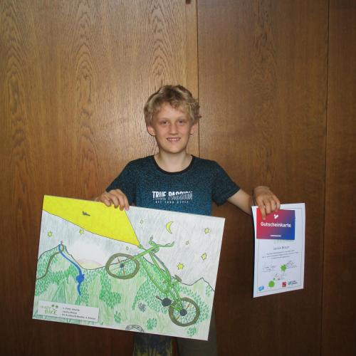 Schüler mit seiner Zeichnung