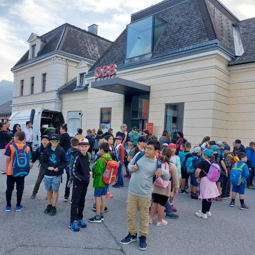Kinder vor dem Bahnhof