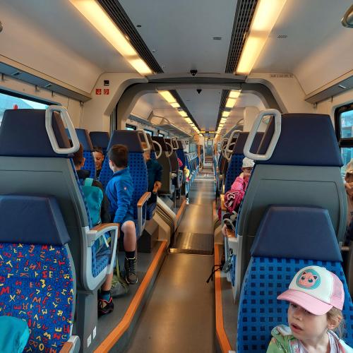 Kinder im Zug