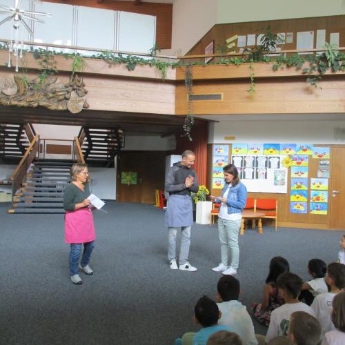 Überreichung des Gelds für die Klassenkasse, 1. Klasse