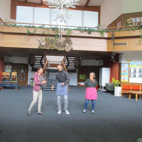 Überreichung des Gelds für die Klassenkasse, 3. Klasse