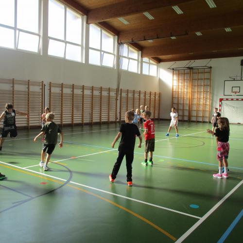 Kinder spielen Völkerball
