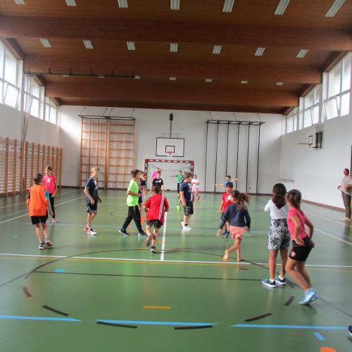 Kinder spielen Völkerball