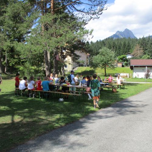Kinder an den Tischen zum Essen