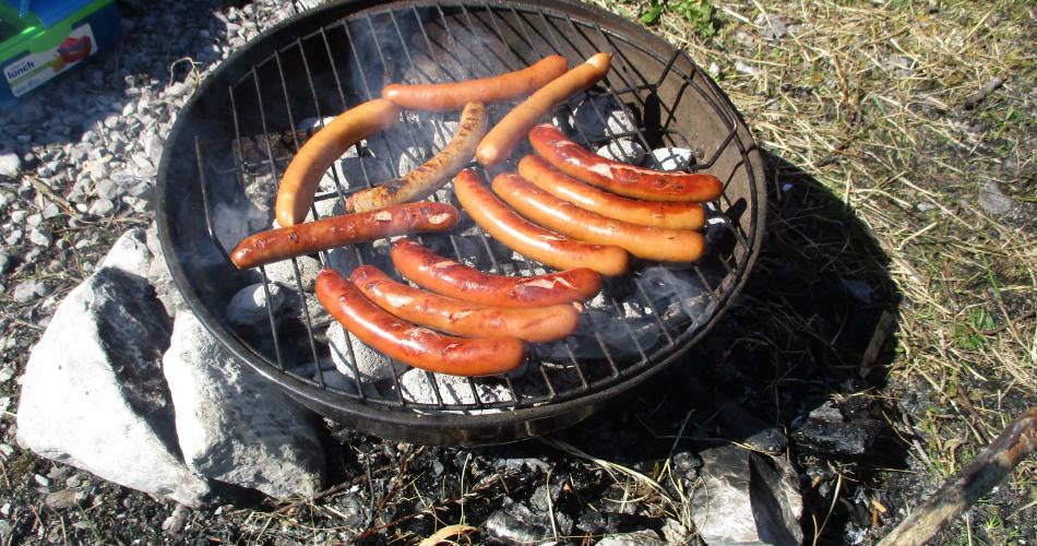 Würstel am Grill